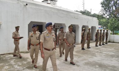 एस पी ने परेड का लिया सलामी सुरक्षा उपकरणों का किया जांच