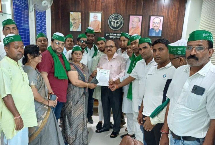 चिकित्सा अधिकारी के चिकित्सा केन्द्रों से नदारद रहने व चिकित्सा केन्द्रों पर हो रही अनियमितताओ को लेकर सीएमओ को सौंपा ज्ञापन 