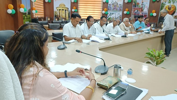 पेट्रोल पंप संचालकों को जिलाधिकारी का निर्देश
