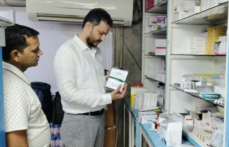 औषधि निरीक्षक ने जिम्स ग्रेटर नोएडा कैंपस स्तिथ दो मेडिकल स्टोर का निरीक्षण कर 3 नमूने किए संगृहीत