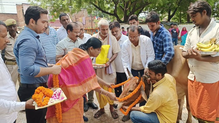 कृष्ण जन्माष्टमी पर गौशाला पहुंचे सीडीओ अव्यवस्था पर हुए नाराज