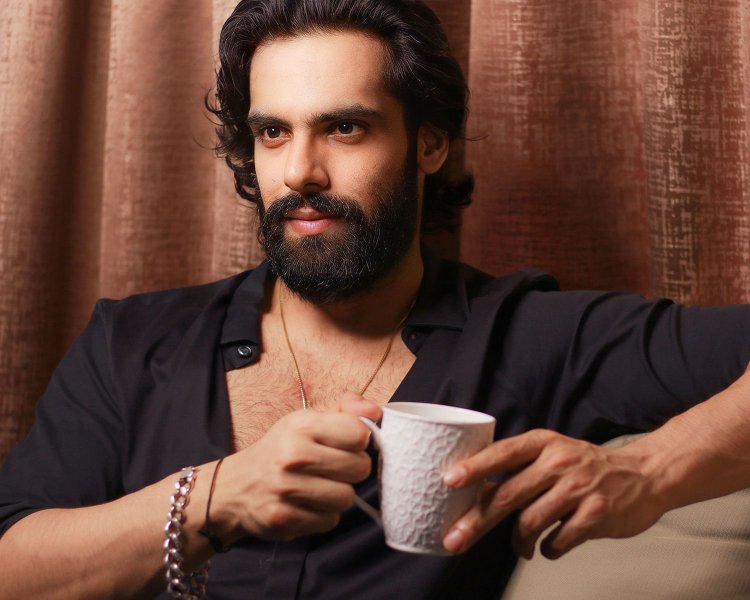 SRG फ़िल्म्स इंटरनैशनल ने पोस्टर लॉन्च के ज़रिए शानदार फ़िल्म 'हम तुम्हें चाहते हैं' का किया ऐलान