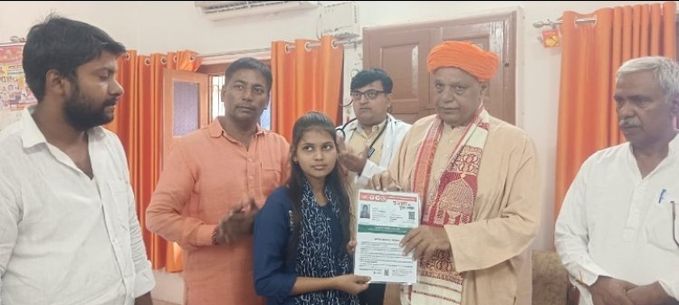 बलिया सांसद ने वितरित किया आयुष्मान भारत योजना और आधार कार्ड