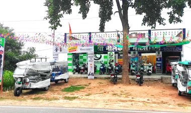 श्री नीलकंठ मोटर्स में चोरी की घटना को अंजाम देते हुए सीसीटीवी कैमरे में क़ैद हुआ चोर