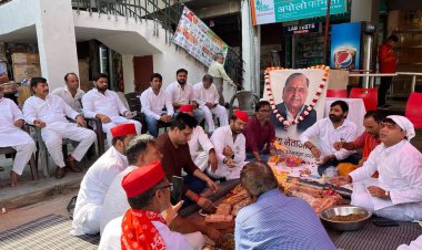 मुलायम सिंह यादव की पहली पुण्यतिथि पर सपा नोएडा महानगर ने दी श्रद्धांजलि किया हवन व शांति पाठ
