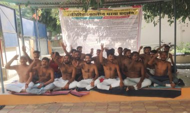 लाचार हुए  छात्रों ने अर्धनग्न होकर अपना विरोध किया दर्ज, सरकार को दिखाया आईना