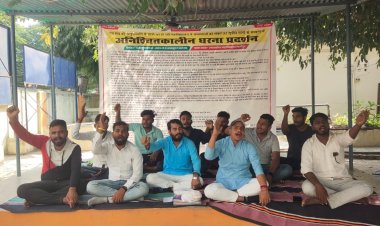 पी जी कॉलेज के प्रांगण में छात्रों का अठ्ठारहवें दिन भी  धरना जारी