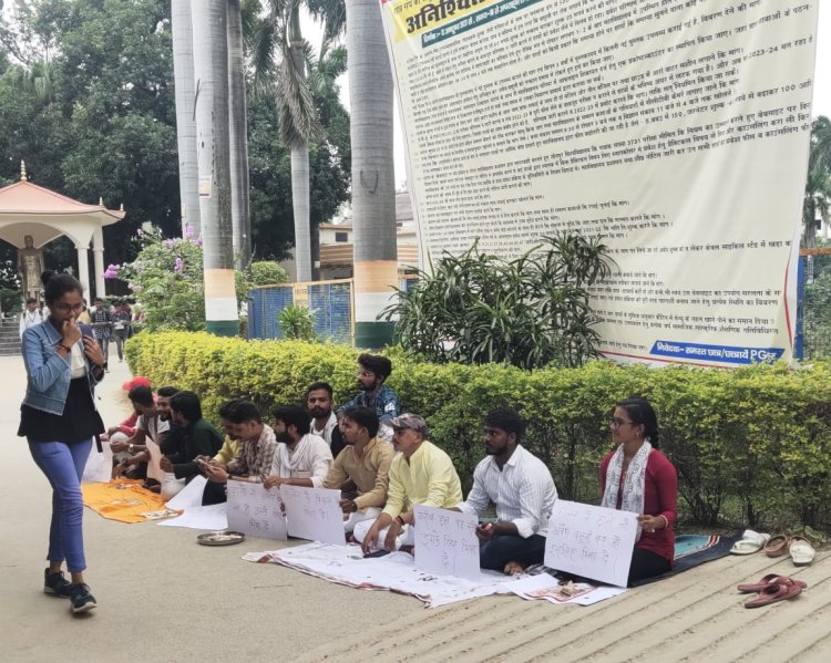 छात्र नेताओं ने भिक्षाटन कर कालेज प्रशासन को दिखाया आईना