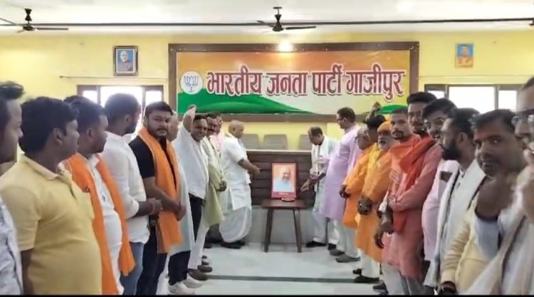 केन्द्रीय गृह मंत्री अमित शाह के 59 वें जन्मदिन पर भाजपाइयों ने काटा केक