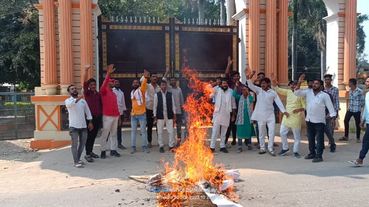 विजया दशमी पर पी जी कालेज के छात्रों ने प्रबंधक और प्राचार्य का पुतला फूंका