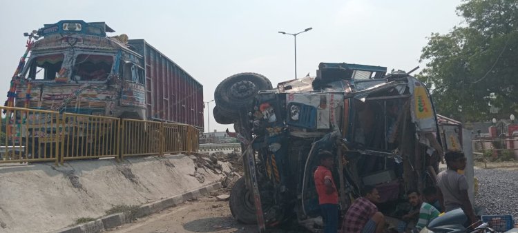 दो ट्रकों में जोरदार  टक्कर दो घायल 