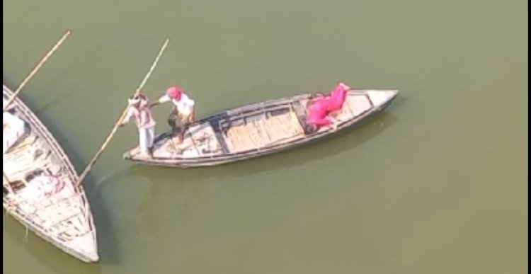 युवती ने लगा दी गंगा में छलांग, नाविकों ने बचाई जान