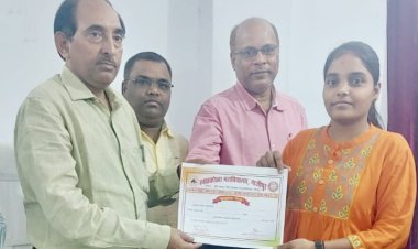 संस्थापक सचिव/प्रबंधक जन्मशताब्दी वर्ष समारोह पर छात्र - छात्राओं को वितरित किया गया प्रमाण-पत्र 