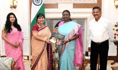 राष्ट्रपति को उपहार में दी गई 'बाबा एंड मी' की पहली प्रति