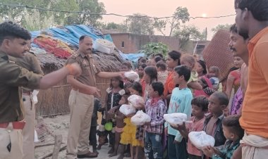 बिरनो थानाध्यक्ष ने मलिन बस्ती में बांटा मिष्ठान और फुलझड़ी