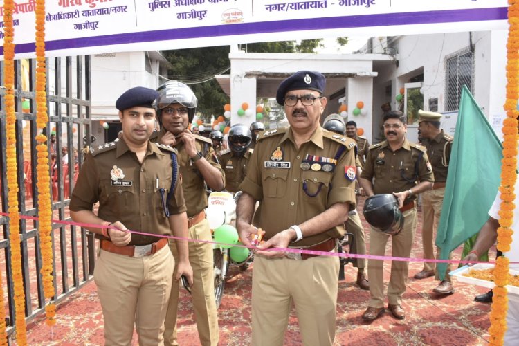 एसपी ने हरी झंडी दिखाकर किया यातायात माह का शुभारंभ 