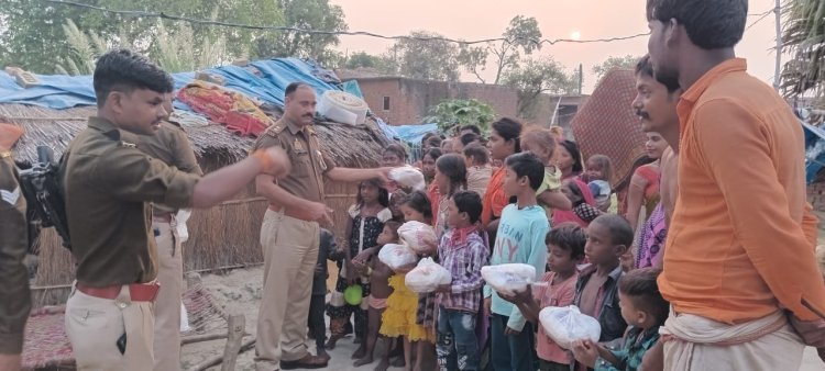 बिरनो थानाध्यक्ष ने मलिन बस्ती में बांटा मिष्ठान और फुलझड़ी
