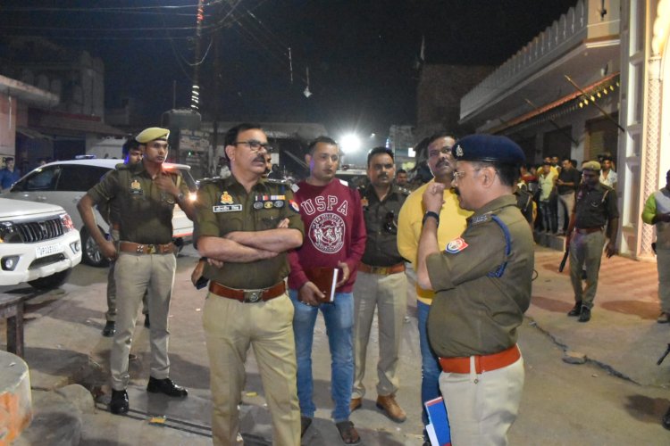 मोहम्मदाबाद फाटक तिराहे पर दो युवकों को अज्ञात हमलावरों ने मारी गोली, हालत गंभीर 