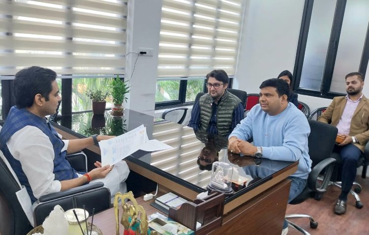 नॉएडा विधायक पंकज सिंह के सामने उठाई रोज़गार नीति की खामियां 