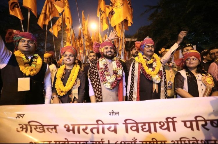अभाविप की शोभायात्रा में राजधानी दिल्ली की सड़कों पर उमड़ा लघु भारत