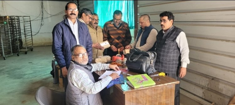 खाद्य पदार्थों का जांच के लिए लिया गया सैंपल, छापेमारी से हड़कंप