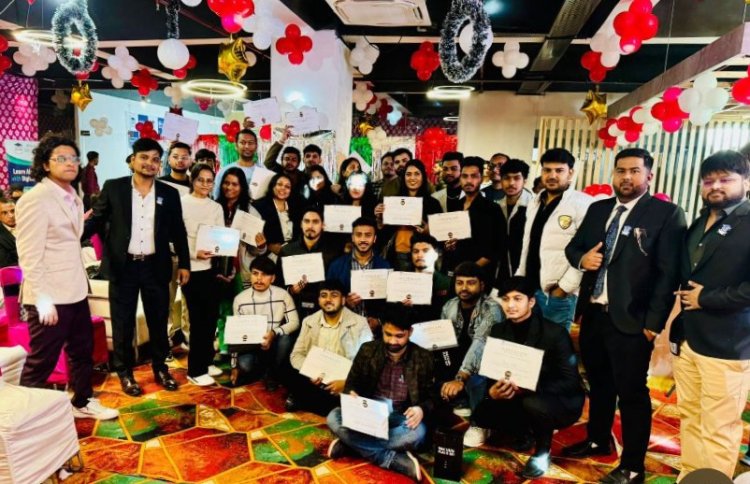 क्रिसमस की पूर्व संध्या पर ‘नाज़’ की प्रस्तुति ने बांधा समां, झूमें छात्र