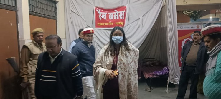 अचानक रेलवे स्टेशन और बस स्टैंड पहुंचीं डीएम आर्यका अखौरी