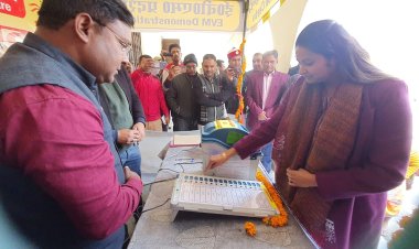  ईवीएम  प्रदर्शन केन्द्र का डीएम ने किया फीता काटकर शुभारम्भ     