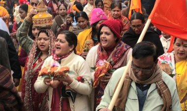 मयूर विहार मयूर कुँज के निवासियो ने निकाली कलश शोभा यात्रा