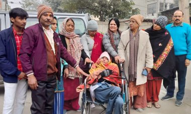 नोएडा आई केयर हॉस्पिटल के सौजन्य से विकलांग बच्चे को मिली व्हील चेयर