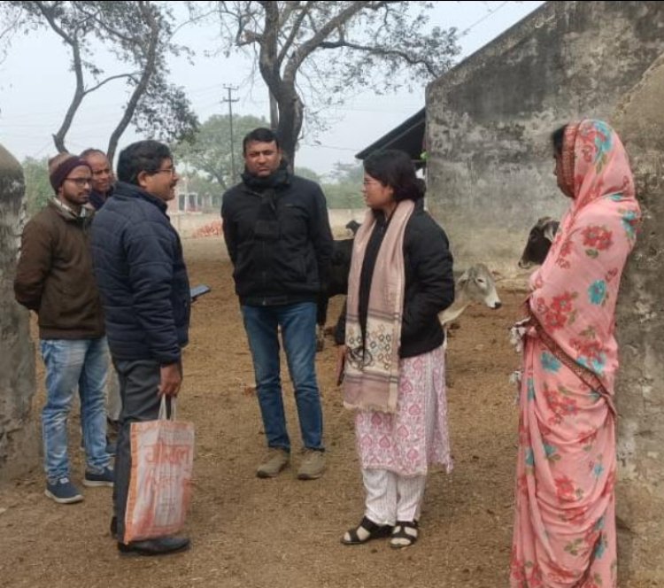 गौ शाला की औचक निरीक्षण करने पहुंचीं बीडीओ ने सचिव को लगाई फटकार