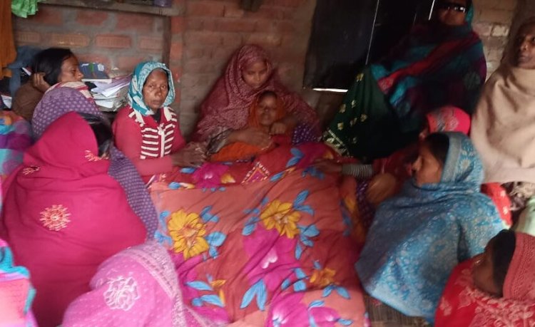 तेज रफ्तार कार की चपेट में आने से मोटर साइकिल सवार की दर्दनाक मौत, कार गड्ढे में पलटी