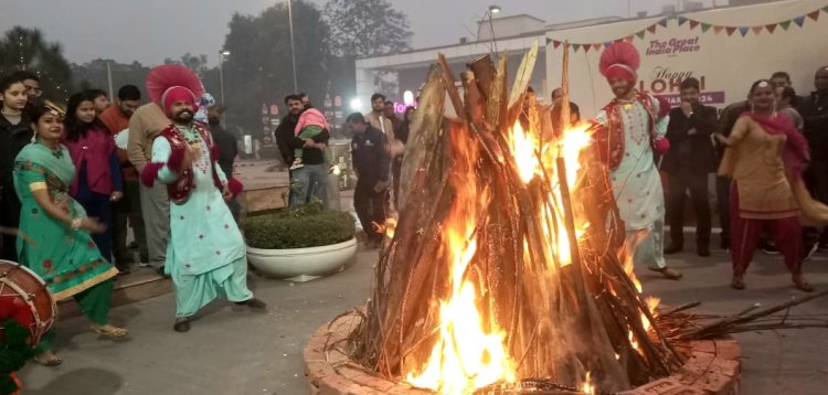 जीआईपी मॉल में मनाया गया लोहड़ी पर्व, लोगों ने उठाया लुफ्त