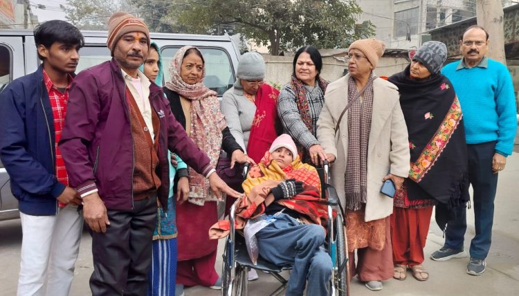 नोएडा आई केयर हॉस्पिटल के सौजन्य से विकलांग बच्चे को मिली व्हील चेयर