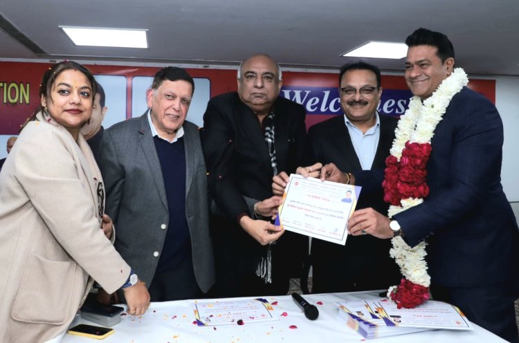 विपिन मल्हन एंव वी के सेठ पैनल के निर्विरोध चुने जाने पर चुनाव अधिकारियों ने बांटे प्रमाण पत्र