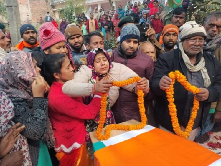 सेना के जवान का पार्थिव शरीर पहुंचा पैतृक आवास,