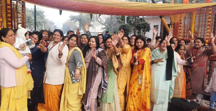 महिलाओ ने कीर्तन कर माहौल को बनाया राममय, जलाए 1100 दिए