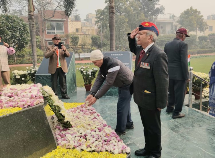 नोएडा शहीद स्मारक पर शहीदों के परिवारों ने की पुष्पांजलि अर्पित 