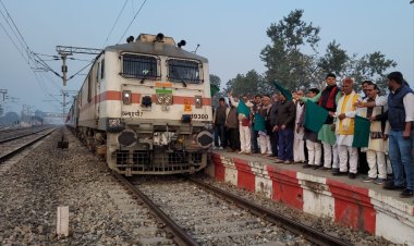 गोदिया एक्सप्रेस का ठहराव होने पर लोगों ने ड्राइवर को माला पहना किया स्वागत