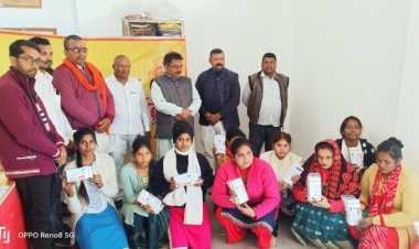 एम एन बालिका महाविद्यालय में स्मार्ट फोन पाकर छात्र छात्राओं के खिले चेहरे