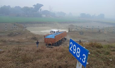 पूर्वाचल एक्सप्रेसवे पर टायर फटने से रेलिंग तोड़ते खाई में गिरी ट्रक-
