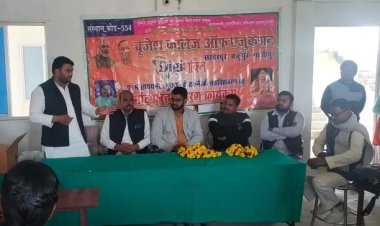 बृजेश ग्रुप ऑफ कालेज में छात्र छात्राओं को वितरित हुआ स्मार्ट फोन