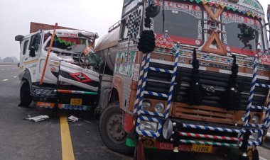 पूर्वाचल एक्सप्रेसवे पर दूध भरी टैंकर में ट्रक ने मारी टक्कर