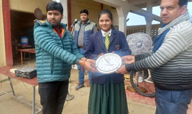 सद्भावना आदर्श इंटर कॉलेज में छात्र छात्राओं को दिया गया पुरस्कार