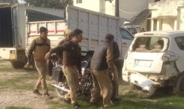 पिकअप और मोटर साईकिल में टक्कर तीन घायल