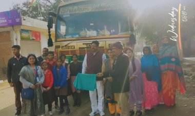 टेबल कभर से बीईओ सदर के झंडी दिखाने का फोटो हो रहा वायरल -