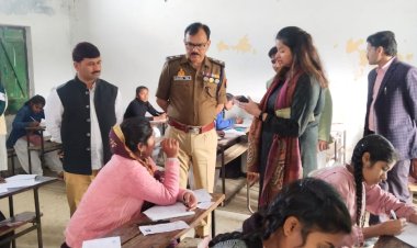 यूपी बोर्ड परीक्षा केंद्रों पर औचक निरीक्षण करने पहुंचे एसपी और डीएम