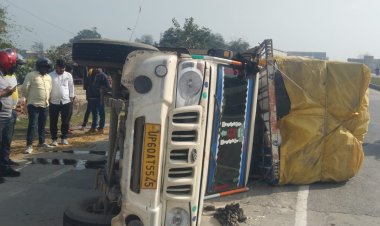 पिकअप का टायर फटने से पलटा, चालक घायल