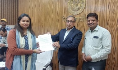 जिलाधिकारी को मुख्य चिकित्सा अधिकारी ने सौंपी टीबी मुक्त हुईं ग्राम पंचायतों की रिपोर्ट