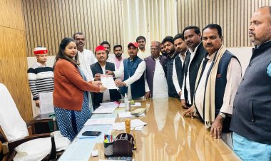 यूपीपी परीक्षा में पेपर लीक होने के चलते समाजवादियों ने  दुबारा परीक्षा कराने के लिए डीएम को सौंपा पत्रक